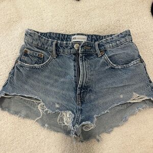 Zara Distressed Denim Cutoff Shorts (US 4 / EUR 36)